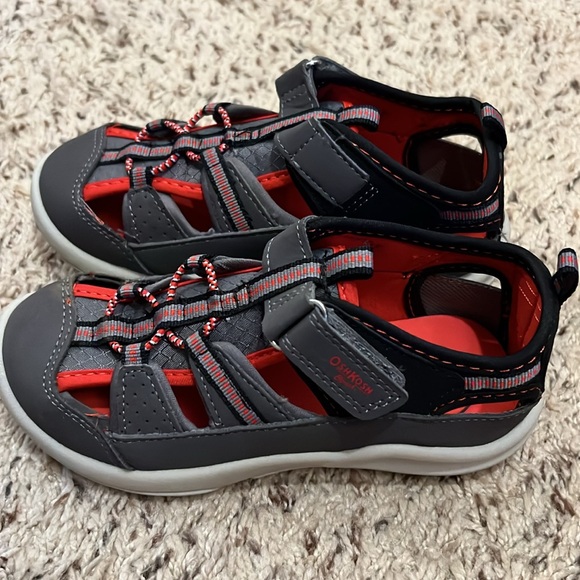 Boys Oshkosh Zinger Sandals Shoes Size 12 Black Red Gray - Picture 2 of 6